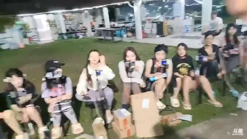 肖哥看女主播拍卖盲盒，这个指压板亏了