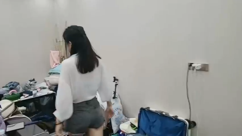 肖哥让花花把零食拿出来，她说我没有吃的，结果很多