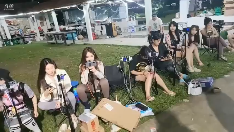 肖哥看女主播拍卖盲盒，结果是游戏玩具