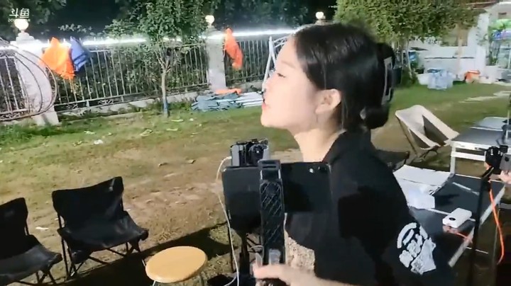 肖哥看老姗姗和小夹子吵起来，好搞笑