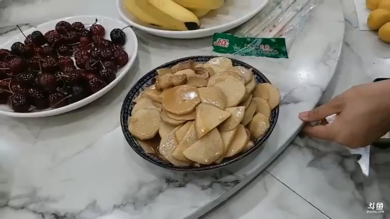 肖哥看女主播吃大餐，真是快乐啊