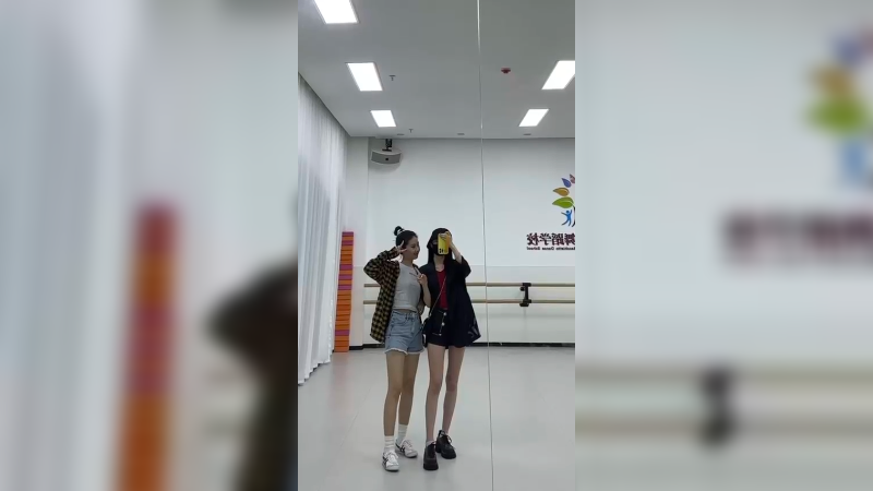 记录一下～
最近去报名学跳舞啦
不过这个照片是在陪姐妹拍舞蹈视频，不是我跳舞的地方
运动开始，要健康！