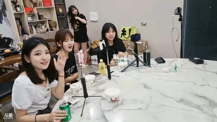 美女宋温暖升级为超级VIP可以吃大餐了