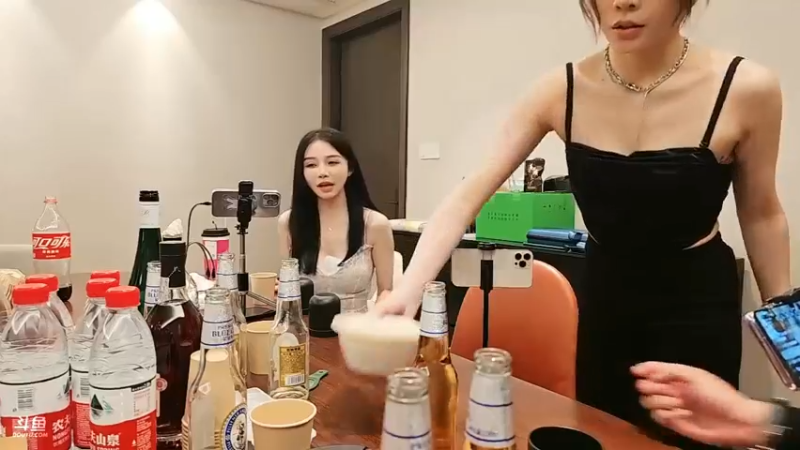 大舅哥吃完饭和美女玩游戏，他脸红看来喝多了啊