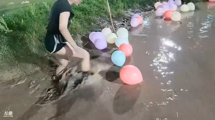 彪子队踩气球好厉害，鹅妹队的素素尽力了，彪子队获胜