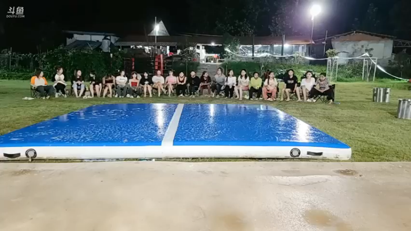 女主播听歌识曲玩游戏，黄家驹的歌没听出来