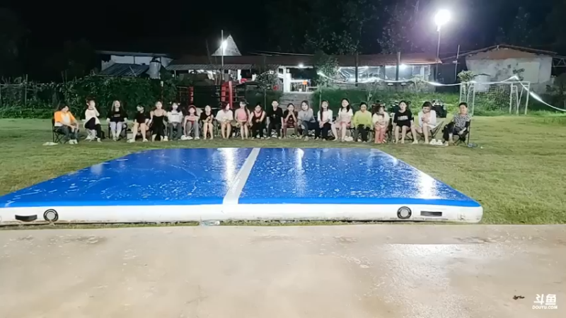 女主播听歌识曲，贝贝答错给鹅妹答对，是难念的经啊