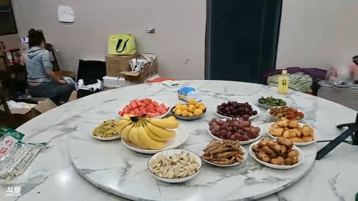 美女又要吃大餐了