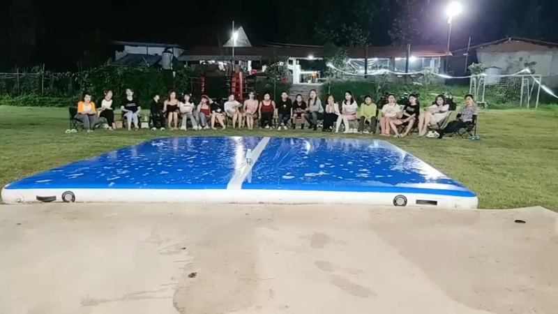 女主播听歌识曲玩游戏，花花美女答对几个题了