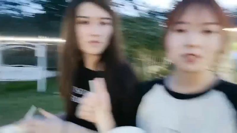 肖哥看新来女主播吃白米饭，结果大哥送火箭，让一个可以吃菜了