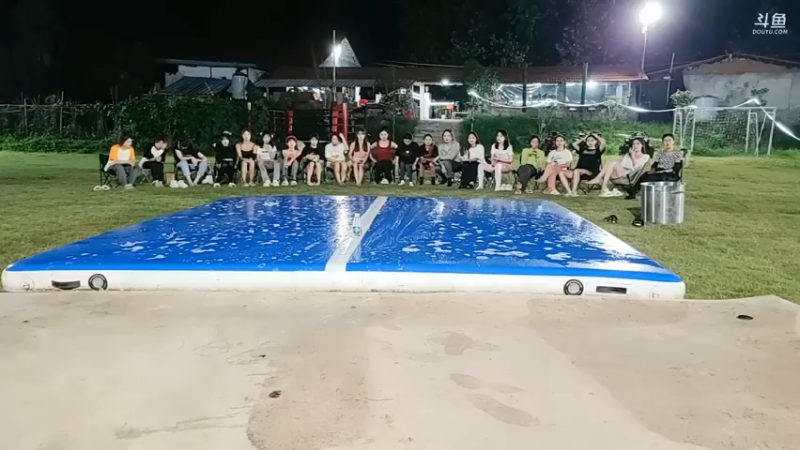 肖哥让大哥送飞机点歌了，准备听歌识曲