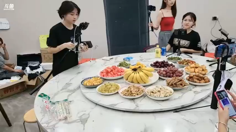 肖哥看女主播是超级VIP就可以吃大餐，鹅妹没机会吃