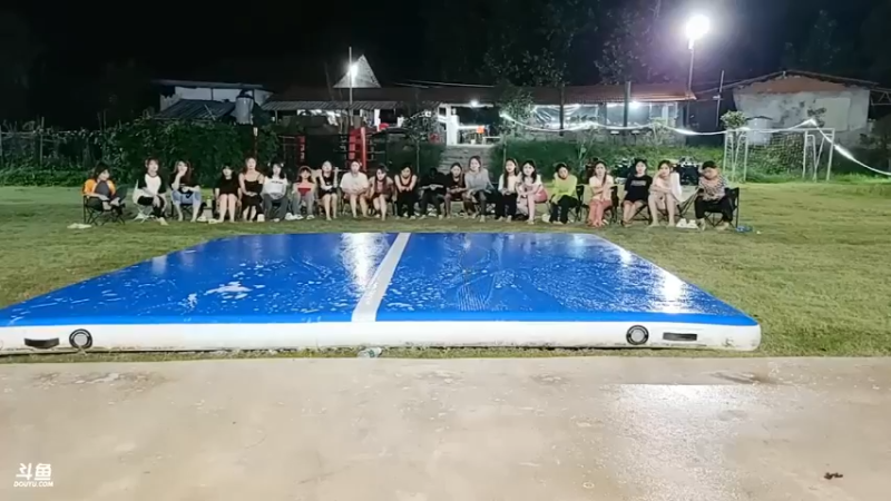 女主播听歌识曲比赛，鹅妹后来居上开始答对了