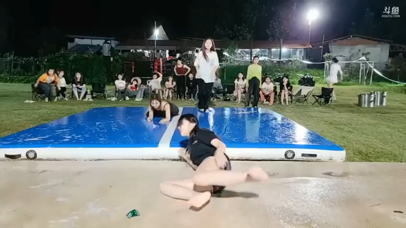 听歌识曲比赛 美女素素终于答对了一题，开张了