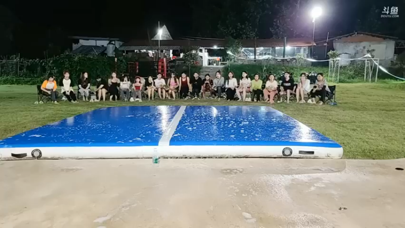 听歌识曲送分题，安安答对，鹅妹摔了