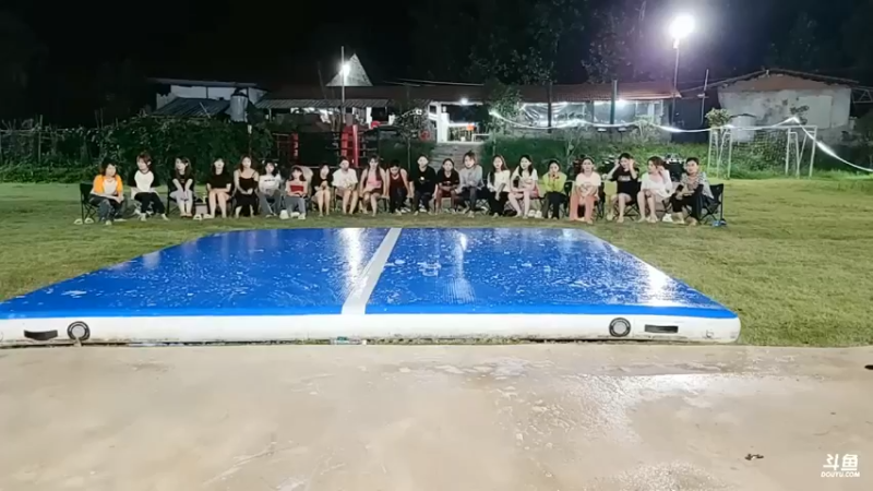 女主播听歌识曲比赛，结果都答不对，肖哥大口吃