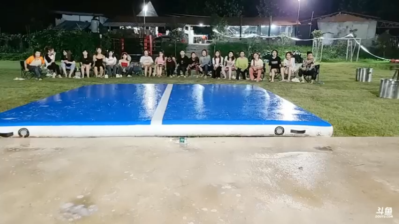 女主播听歌识曲玩游戏，最后小梦仙居然答对了，厉害啊