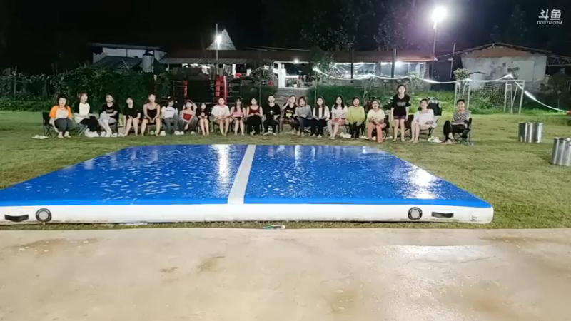 女主播听歌识曲玩游戏，同一首歌放十次来抢答，鹅妹答对四次