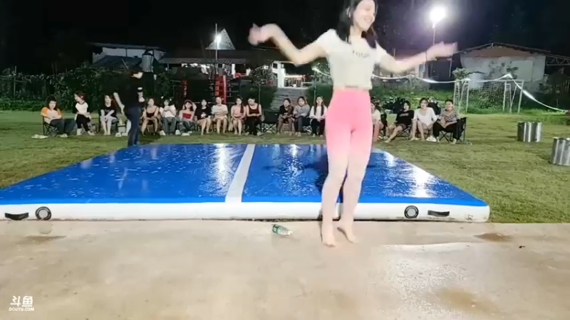 女主播玩游戏听歌识曲，小夹子一直是陪跑