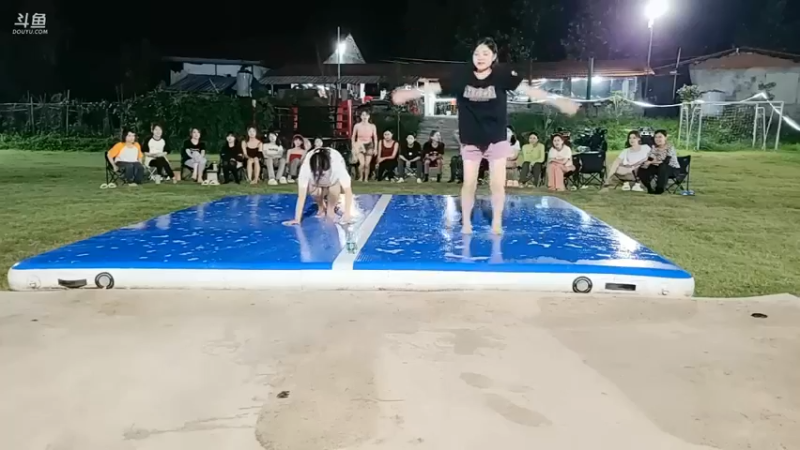 小夹子开合跳搞笑啊