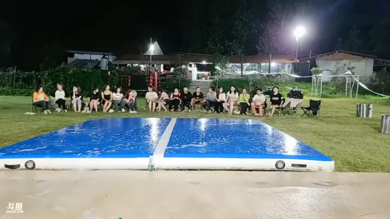 女主播玩游戏听歌识曲，雪碧抢答很猛啊