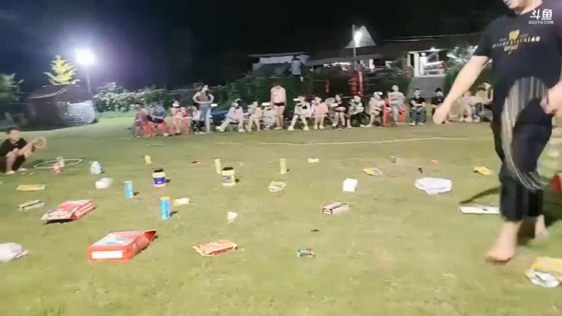 肖哥看女主播套圈圈，玩到最后随便套随便有