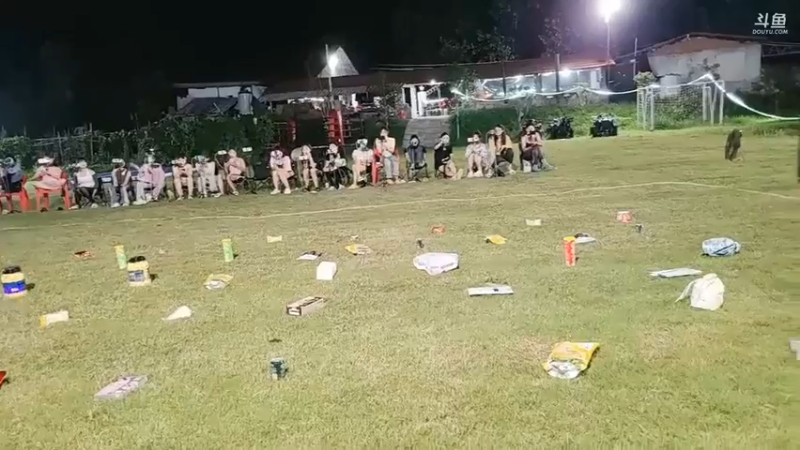 肖哥看女主播套圈圈，一个飞机套一次，火箭和超火是大圈圈