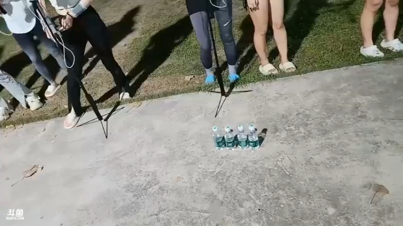 肖哥让女主播集合，今天有四瓶水没喝完就被人丢了这是不对的