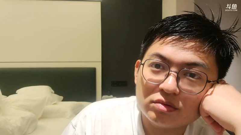 我在斗鱼看火力堂主直播户外