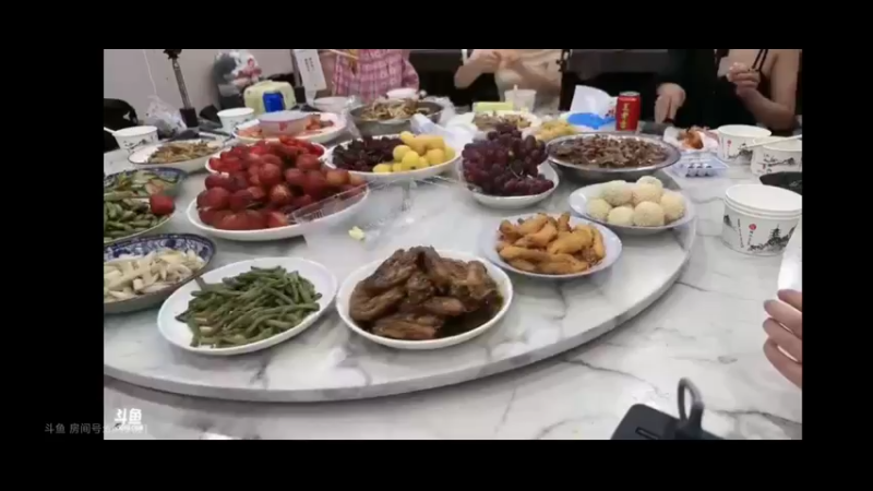 今晚超级VIP女主播吃大餐，有螃蟹和虾