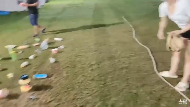 套圈圈玩游戏最后雪碧用11分换套圈圈血赚啊