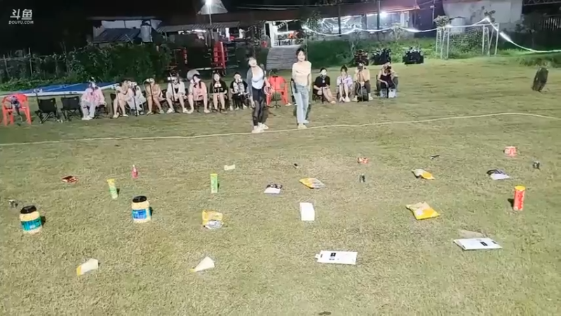 肖哥看女主播套圈圈，想套房卡难