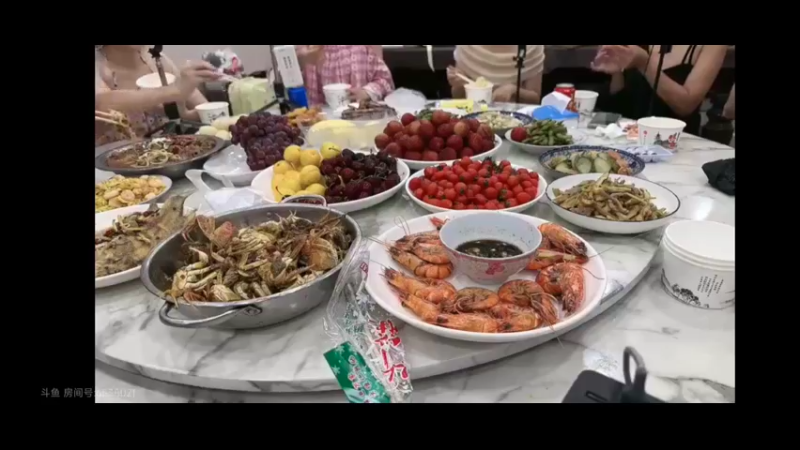 今晚女主播吃大餐，榴莲很快吃完，螃蟹好吃