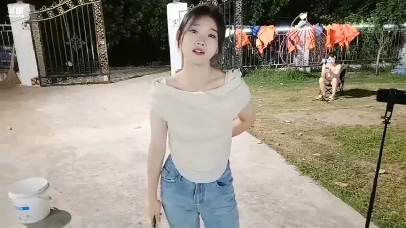 美女问五毒今晚说明节目，五毒说很开心的