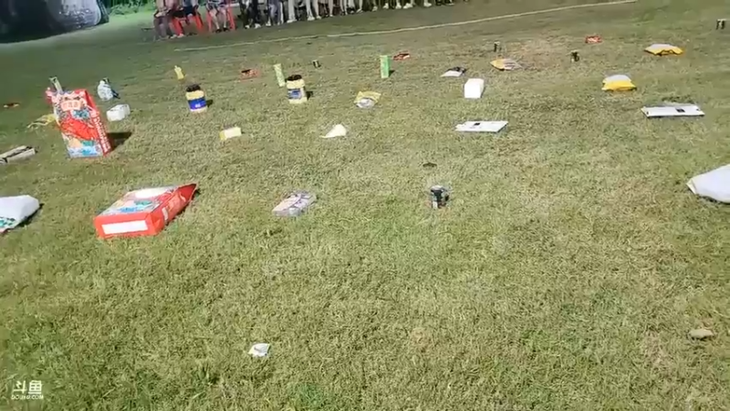 美女彪子第一个套圈圈，差点就中房卡