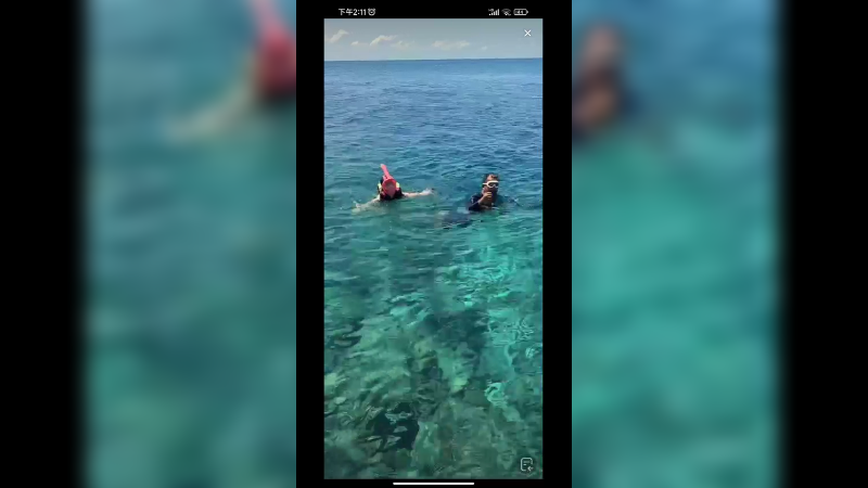 在马尔代夫看小孩子学游泳，好快乐