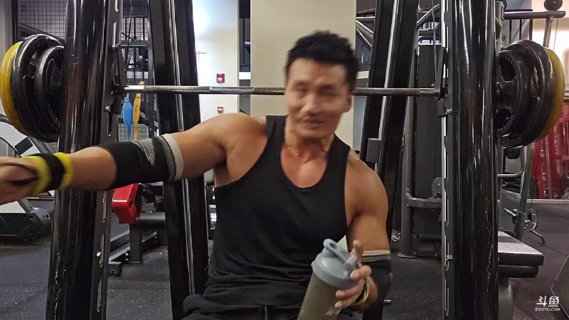 那套拳是他打的，你别找错人了啊！哈哈
