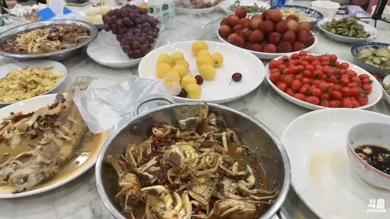 美女素素吃大餐了，好快乐啊