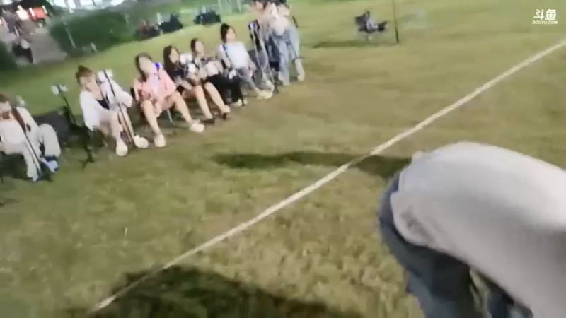 鱼总和五毒开始安排礼物 准备套圈圈