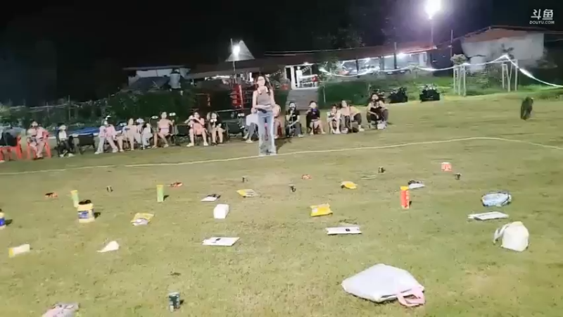 肖哥近距离看女主播套圈圈