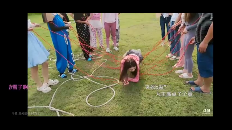 美女素素趴着玩游戏，这绳子很费工具人啊