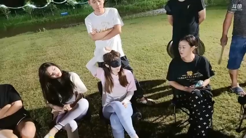 肖哥看女主播玩游戏，打不打，看谁被打