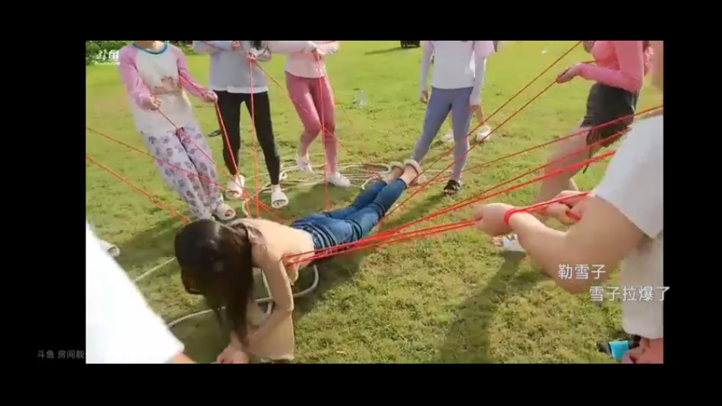 美女宋电脑玩游戏好搞笑啊