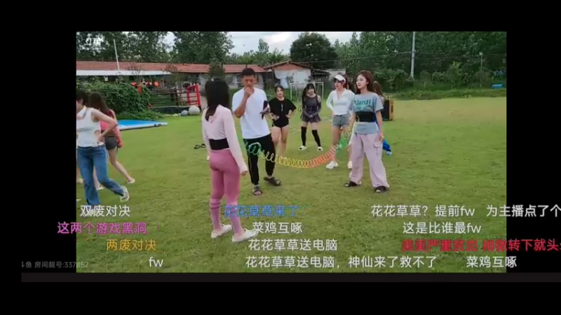 美女画画和草草比赛玩游戏好搞笑，真是卧龙凤雏