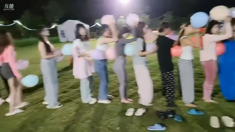 肖哥看女主播运送气球，后面的没规则没力气啊