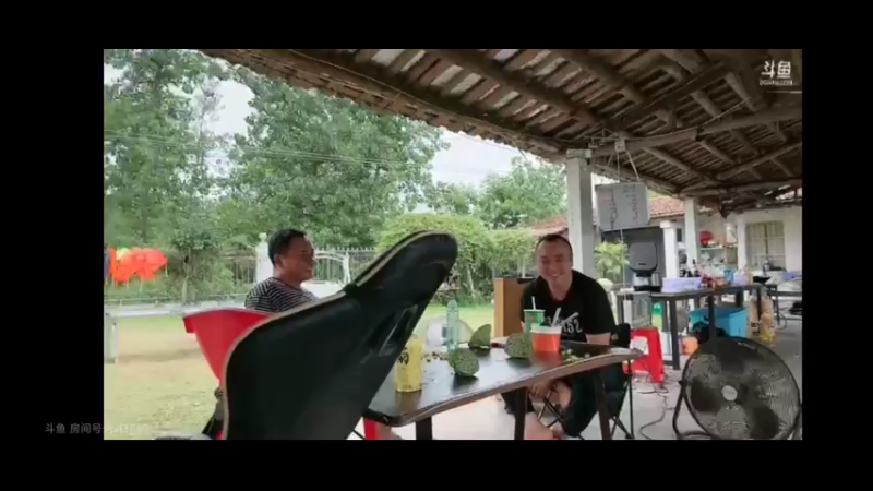 五毒笑着看着素素，素素无语了哈哈哈