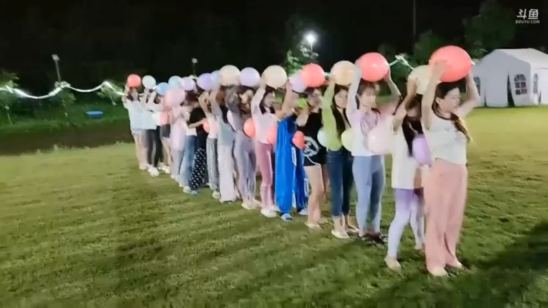 肖哥看女主播运送气球，需要默契，慢慢走才可以