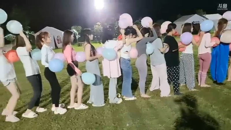 肖哥看女主播玩游戏运送气球，经过很多次齐心协力喊口号终于成功了