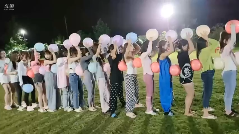 肖哥看女主播玩团队游戏，运送气球需要默契