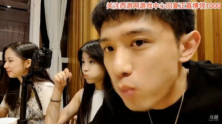 博哥和一群主播聚会吃饭聊天，吃的真香啊